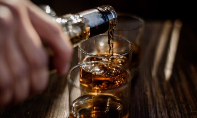 Dia da Cachaça: descubra 9 curiosidades sobre a bebida