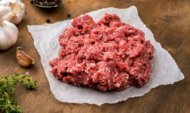 Cuidado: por que lavar carnes cruas não é uma boa ideia