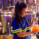 Dia Internacional da Mulher: Ambev celebra com bolsas de estudo