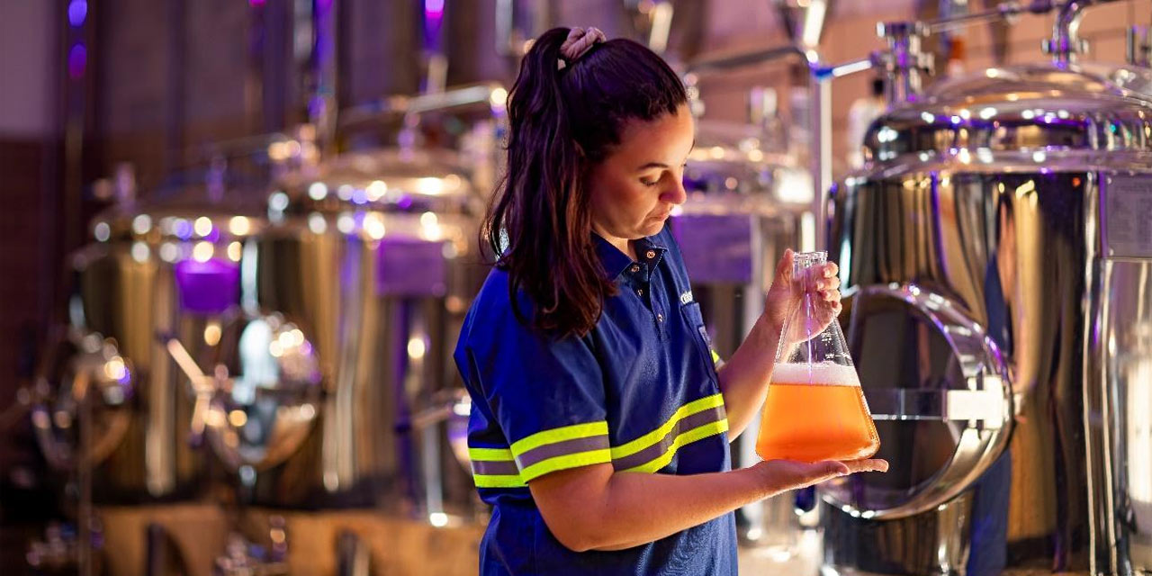 Dia Internacional da Mulher: Ambev celebra com bolsas de estudo