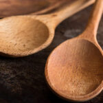 Colher de pau: entenda por que ela deve ser descartada