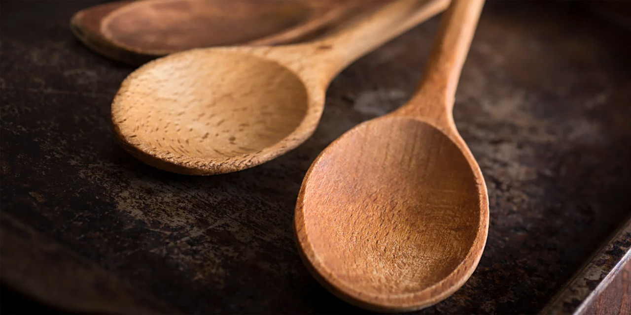 Colher de pau: entenda por que ela deve ser descartada