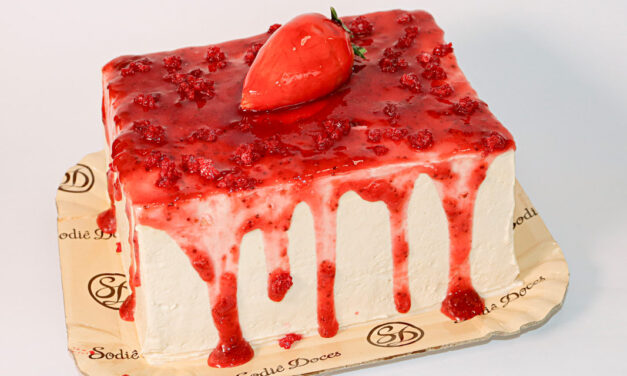 Bolo de Morango do Amor reforça cardápio da Sodiê Doces