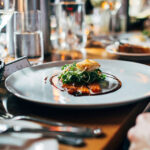 Por que a estética geométrica domina os restaurantes modernos